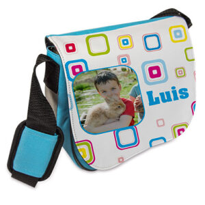 Un sac pour les plus petits! Ce sac enfants était développé spécialement aux besoins des plus petits. Le rabat imprimable et interchangeable peut être individualisé selon goût avec une photo ou avec un texte. Les arguments suivant penchent pour ce sac : Très confortable à porter, sécurité (réfléchissant sur les côtés), matériau résistant. Les matériaux utilisés répondent à des normes strictes pour les tout-petits de 0 à 3 ans.